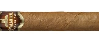 алморал — очень старый и традиционный производитель сигар, первая фабрика которого была основана в 1895 году. Этот голландский производитель наиболее известен своим разнообразным ассортиментом продукции, которая в основном изготавливается из табака из Доминиканской Республики. Dominican Selection из Балморала особенно примечателен своим покровным листом Shade, который сочетает в себе эквадорские ароматы с карибскими нотками. Balmoral Dominican Selection Small Panatela — прекрасная сигара, которая идеально подойдет новичкам и нерегулярным курильщикам благодаря своему небольшому формату и невысокой цене. Эта сигара изготовлена ​​из эквадорского покровного листа Shade, связующего листа из Доминиканской Республики и наполнителя из Бразилии, Кубы и Доминиканской Республики. Маленькая Panatela длиной 11 сантиметров и диаметром 12 миллиметров станет идеальным угощением для перерывов; вы можете курить ее до 25 минут без каких-либо проблем. За этот почти полчаса вы почувствуете впечатляющий спектр ароматов, включающий древесные, ореховые, сладкие, перечные и землистые тона с кремовым послевкусием. Для этого вкусового опыта идеально подойдет сливочный капучино или эспрессо. Панателу Balmoral Dominican Selection Small можно приобрести у нас как поштучно, так и в практичной упаковке по 5 штук.