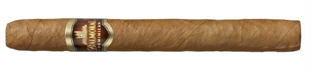 алморал — очень старый и традиционный производитель сигар, первая фабрика которого была основана в 1895 году. Этот голландский производитель наиболее известен своим разнообразным ассортиментом продукции, которая в основном изготавливается из табака из Доминиканской Республики. Dominican Selection из Балморала особенно примечателен своим покровным листом Shade, который сочетает в себе эквадорские ароматы с карибскими нотками. Balmoral Dominican Selection Small Panatela — прекрасная сигара, которая идеально подойдет новичкам и нерегулярным курильщикам благодаря своему небольшому формату и невысокой цене. Эта сигара изготовлена из эквадорского покровного листа Shade, связующего листа из Доминиканской Республики и наполнителя из Бразилии, Кубы и Доминиканской Республики. Маленькая Panatela длиной 11 сантиметров и диаметром 12 миллиметров станет идеальным угощением для перерывов; вы можете курить ее до 25 минут без каких-либо проблем. За этот почти полчаса вы почувствуете впечатляющий спектр ароматов, включающий древесные, ореховые, сладкие, перечные и землистые тона с кремовым послевкусием. Для этого вкусового опыта идеально подойдет сливочный капучино или эспрессо. Панателу Balmoral Dominican Selection Small можно приобрести у нас как поштучно, так и в практичной упаковке по 5 штук.